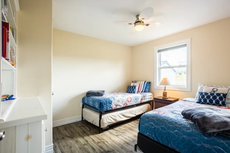 Bedroom with two single beds