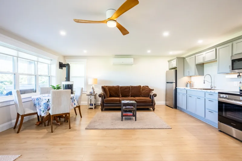 Dining area and living-room seating