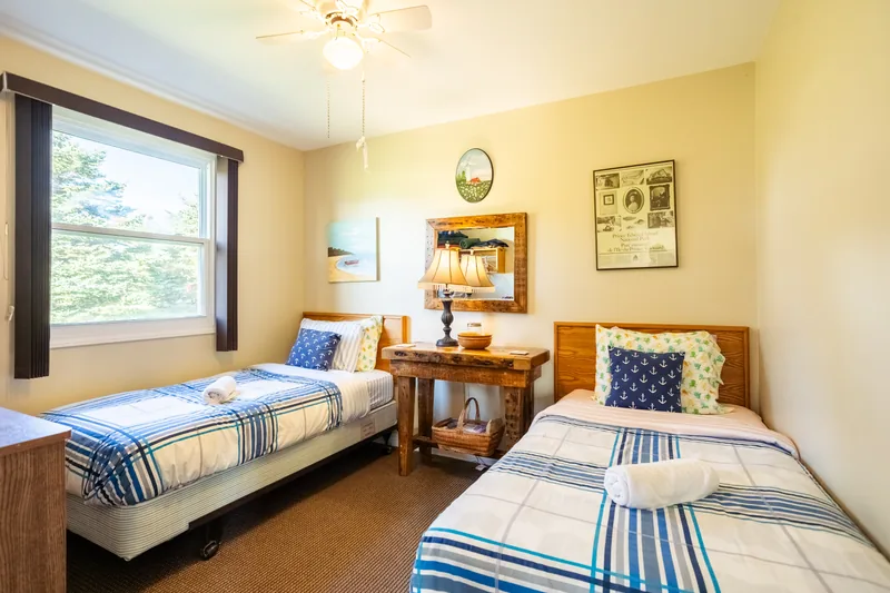 Bedroom with two single beds
