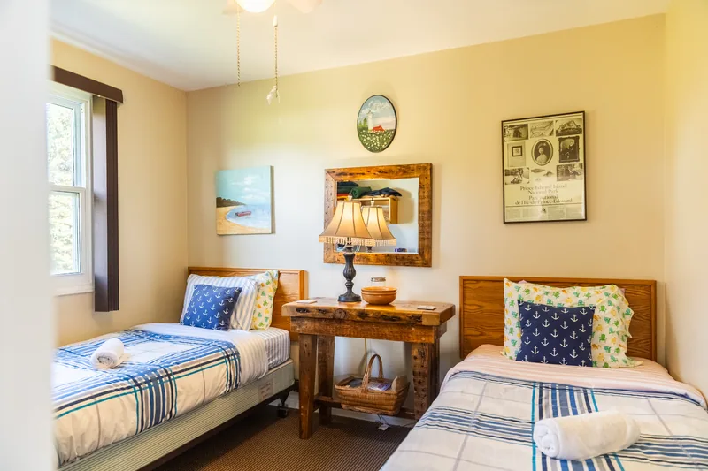 Bedroom with two single beds